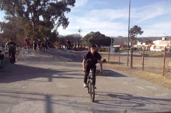 TURISTAS DISFRUTAN DEL CALORCITO DE LA CUMBRE