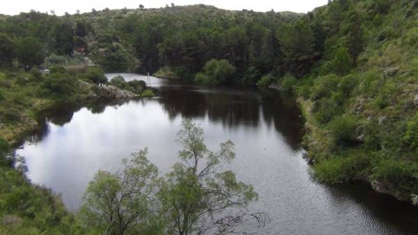 EL DIQUE HA DEJADO DE REBALSAR, Y COMIENZAN LOS CORTES DE AGUA