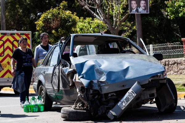 UN VEHICULO SIN CONTROL PROVOCO UN ACCIDENTE EN LOS COCOS