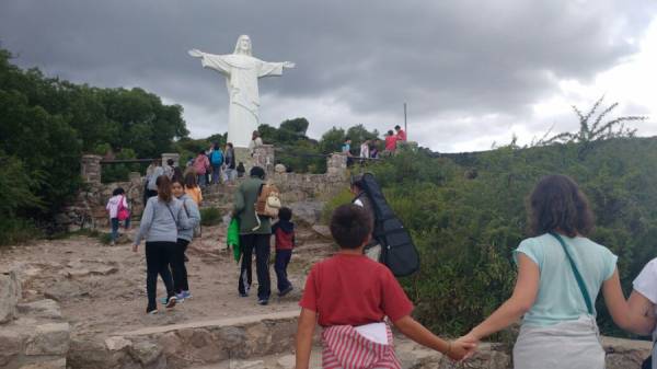 UNA MULTITUD EN LOS VIA CRUCIS AL CRISTO DE LA CUMBRE