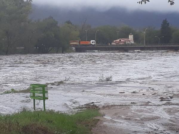 IMPORTANTE CRECIDA DEL RIO COSQUIN