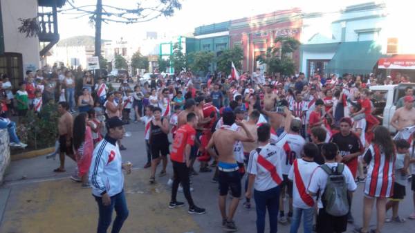 FELICITACIONES A LOS HINCHAS DE RIVER !!!!